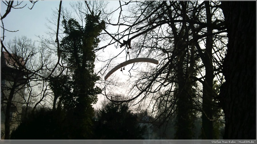 {sosu} Bügel an einem Baum