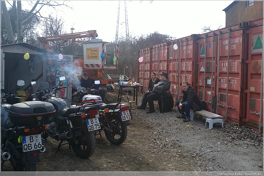 {anl} warten auf das Grillgut