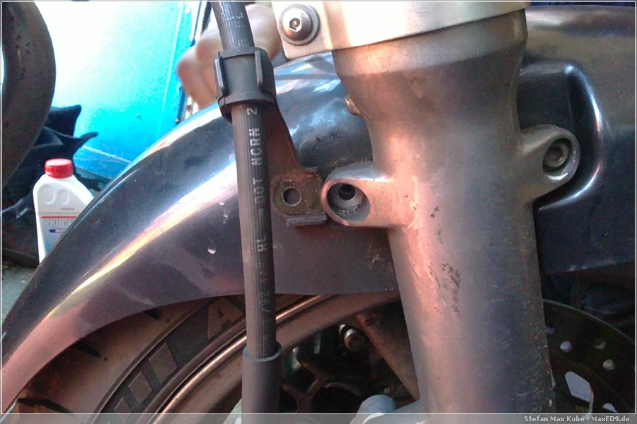 {zra} Bremsleitungsführung VR demontiert