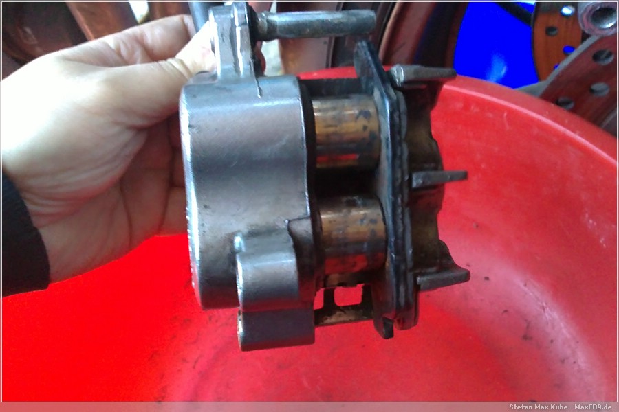 {zra} Kolben rausdrücken (mit alten Bremsbelag)