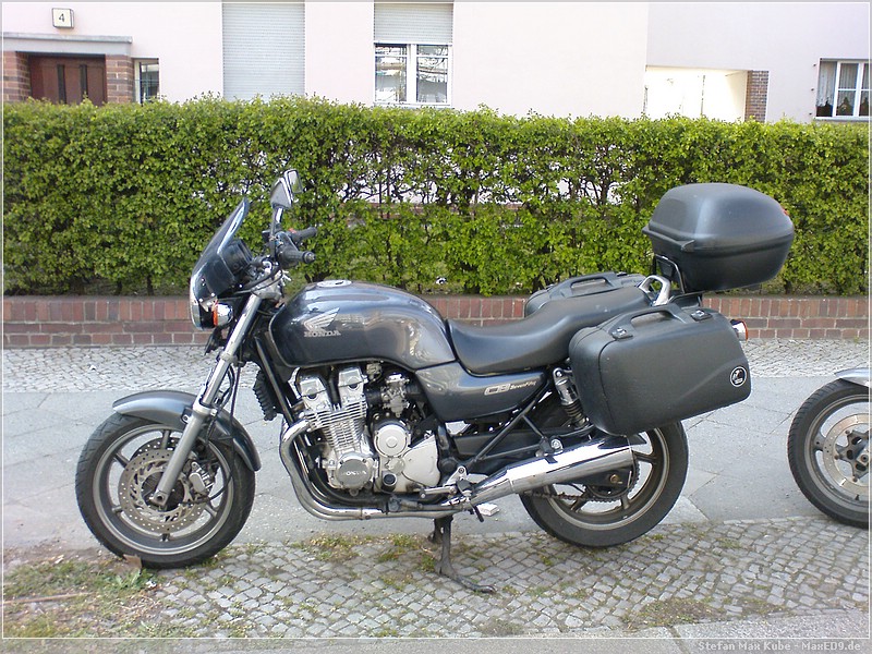 {hbsf} mit Koffern von der Seite