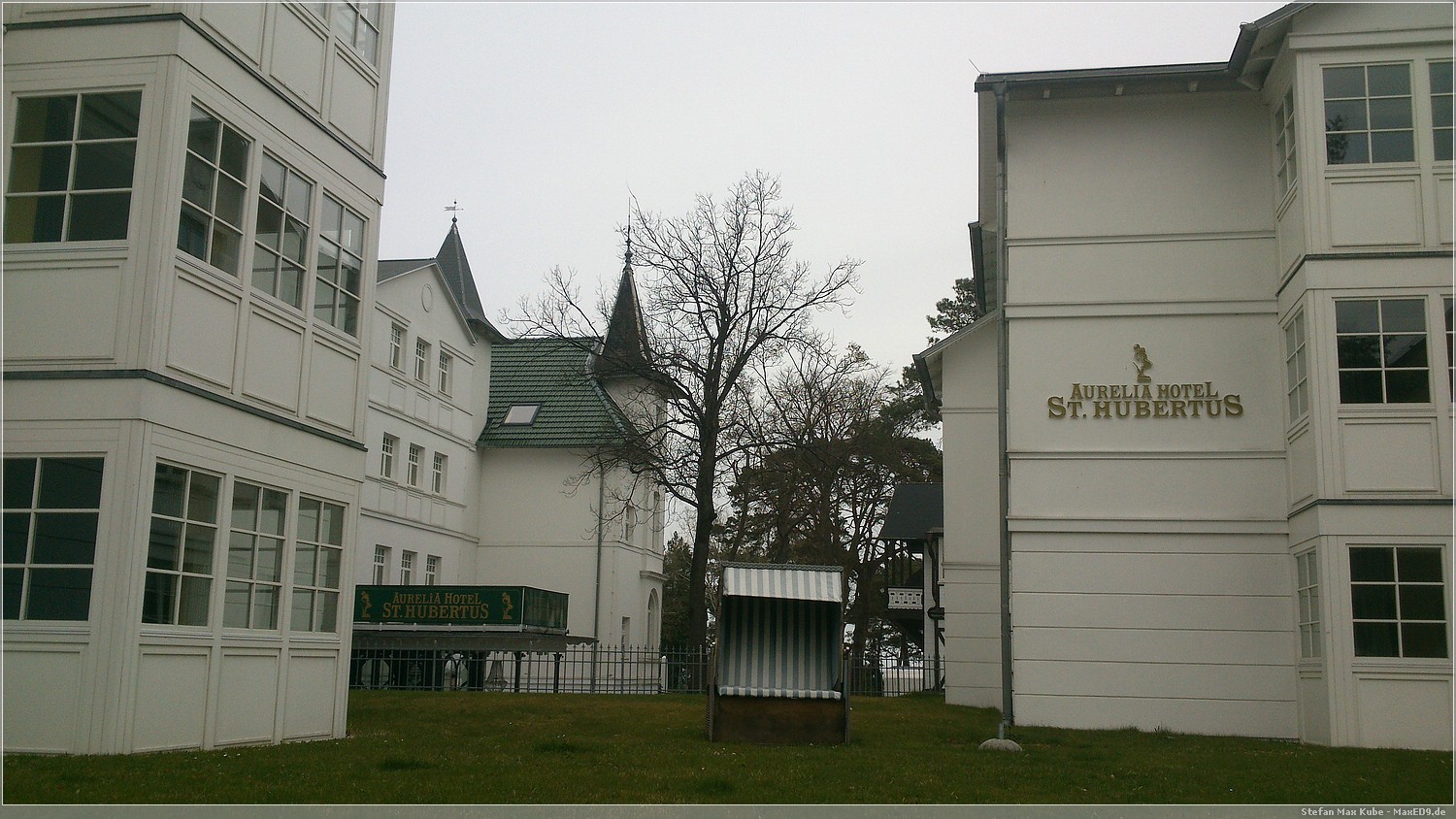 Das Hotel, Straßenseite