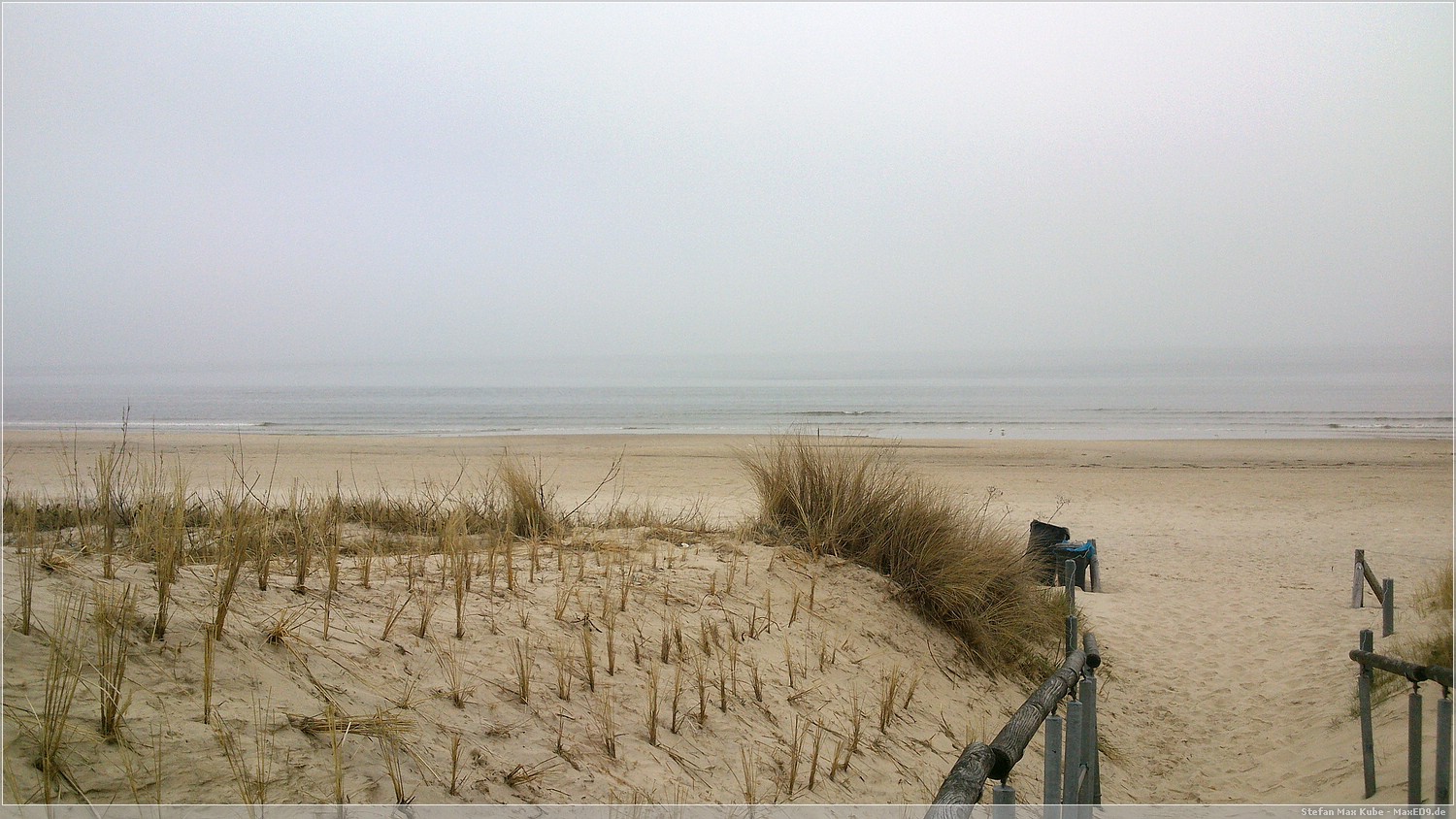 vernebelte See am Morgen