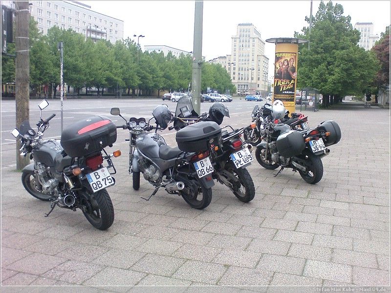 die Mopeten vor dem Cafe Moskau