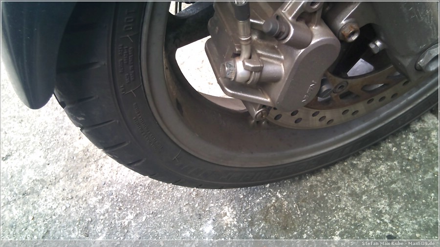 {bor} dreckige Vorderradfelge