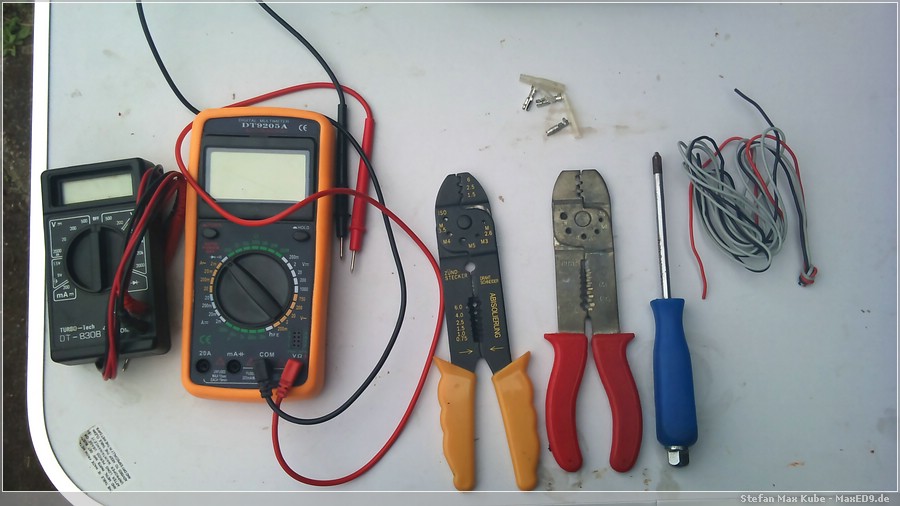 {yk} benötigtes Werkzeug und Teile