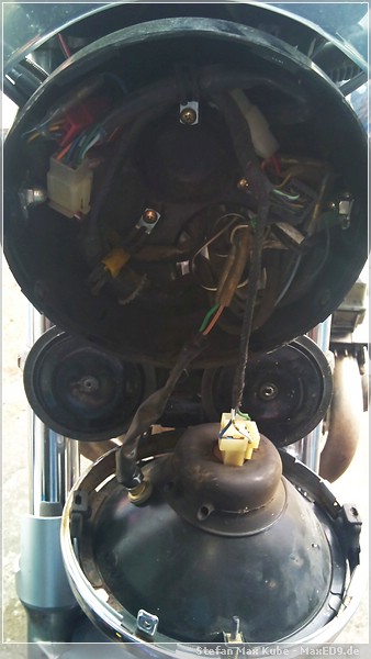 {yk} geöffneter Scheinwerfer