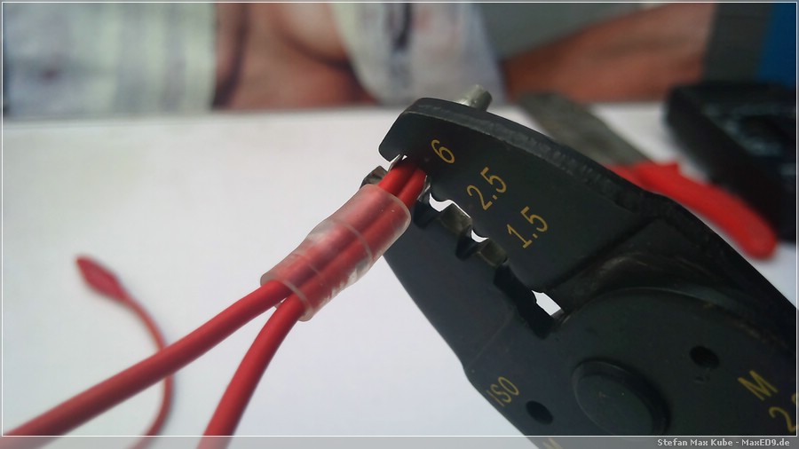 {yk} Zugentlastung befestigen