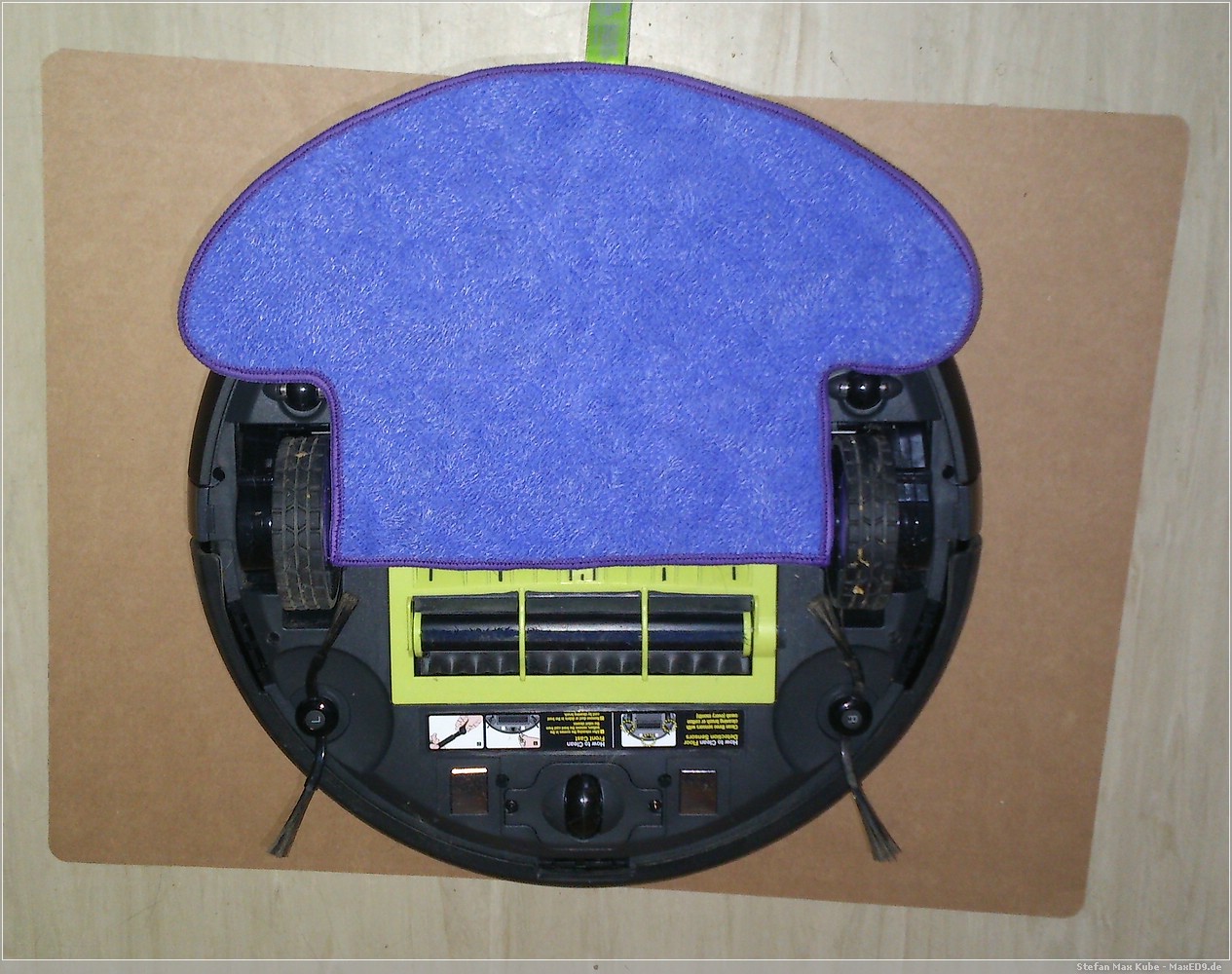 Moneual MR6800M Saugroboter Mopp angesetzt