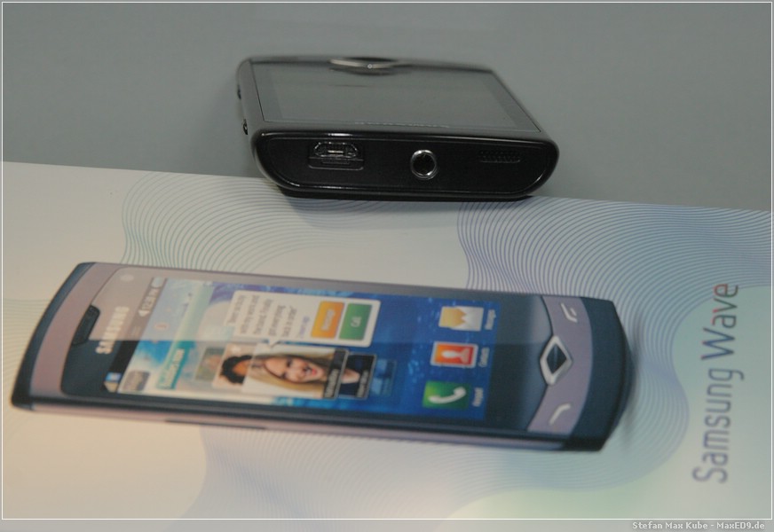 {sw} Oberseite mit microUSB und 3,5mm-Klinke