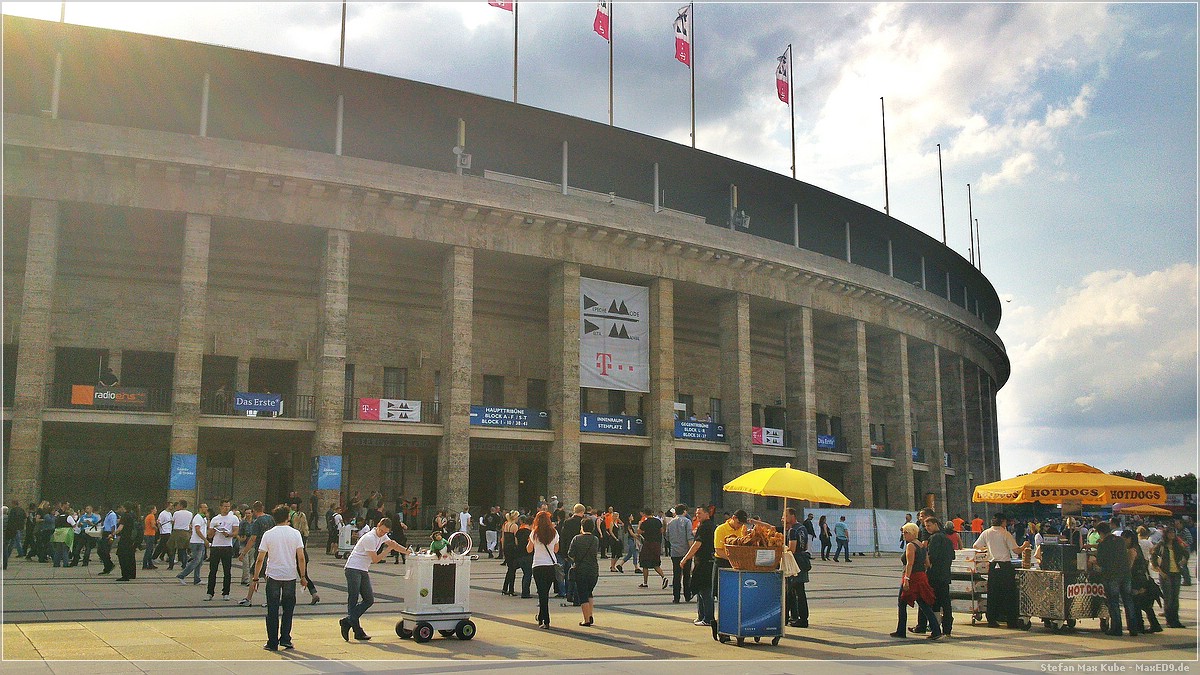 vor dem Olympiastadion