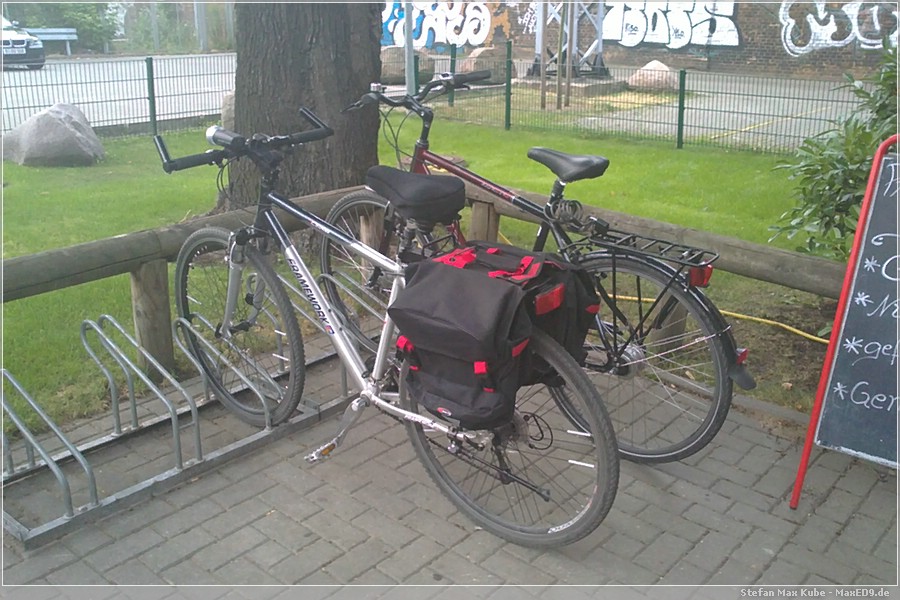 {brad} vorm Supermarkt