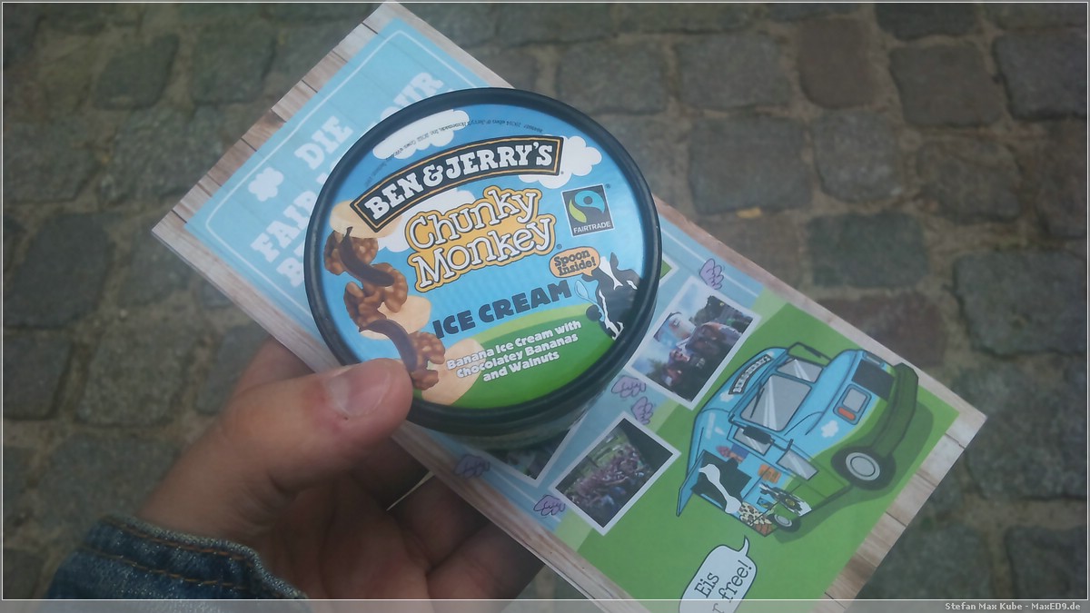 Ein Becher Chunky Monkey.