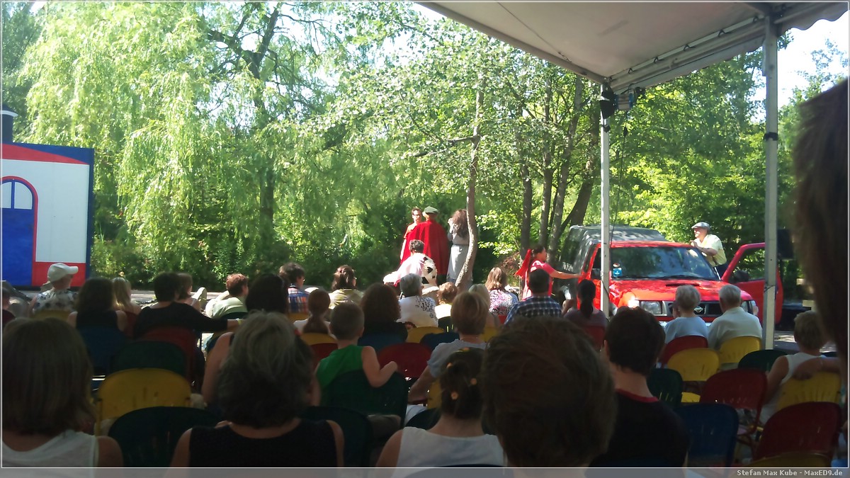 Die Ränge sind fast voll besetzt.