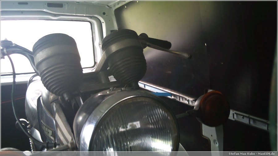 {ts} im Auto verzurrt