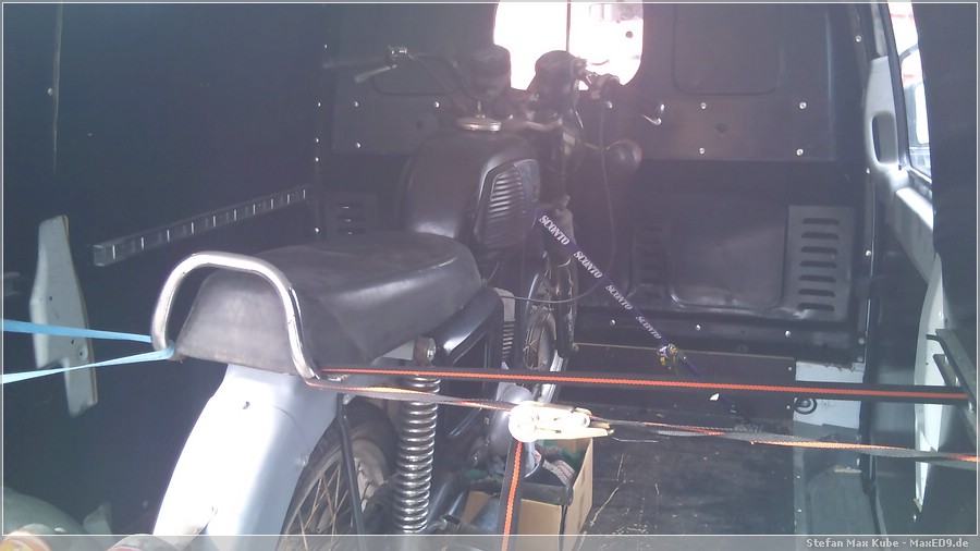 {ts} im Auto verzurrt