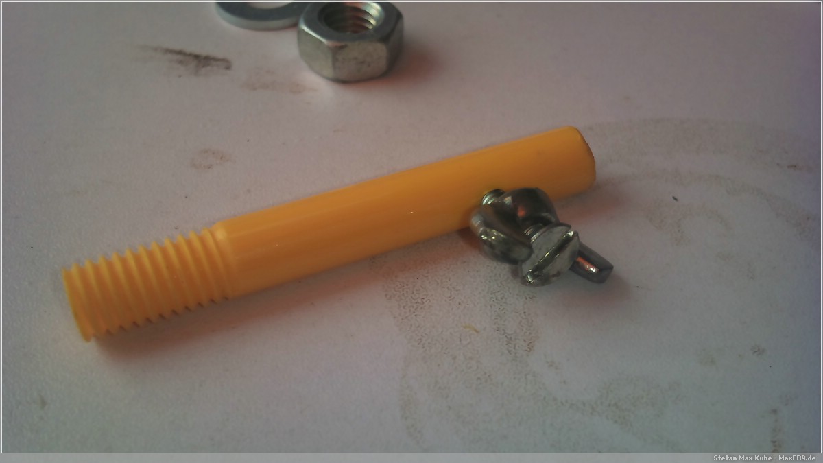 Schraube und Flügelmutter als Fixierung