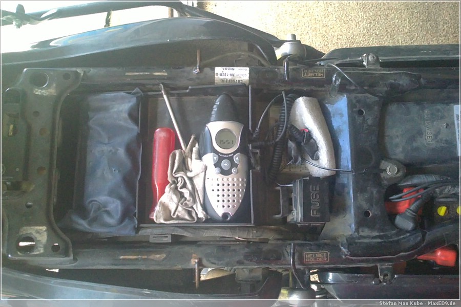 {mof} Funkgerät unter Sitzbank