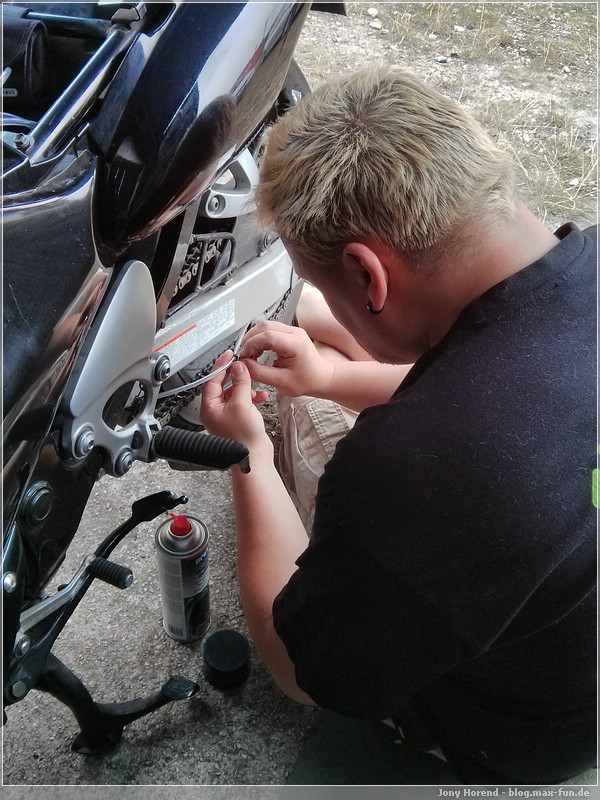 Max beim Schlauch montieren