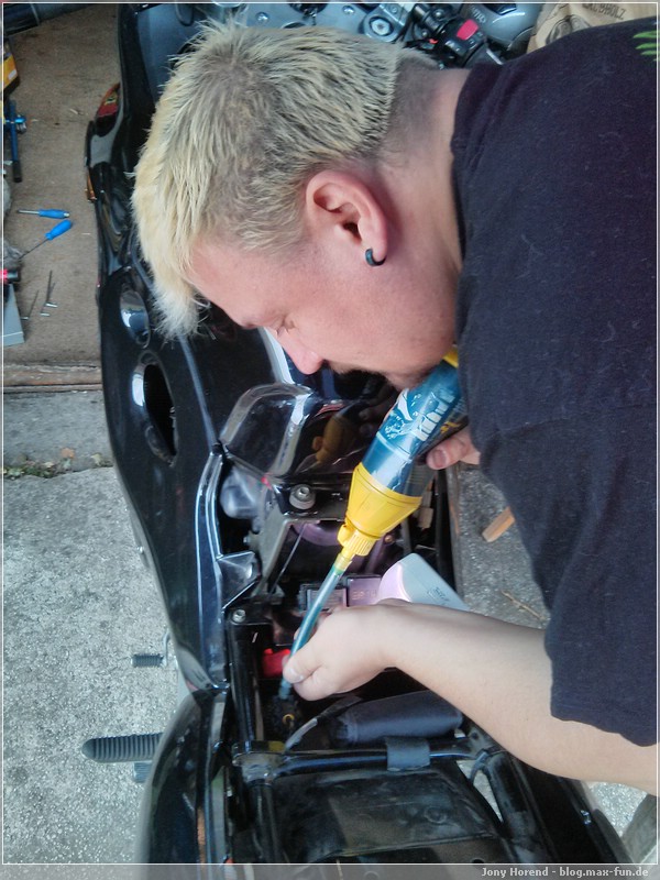 Max füllt das Öl ein