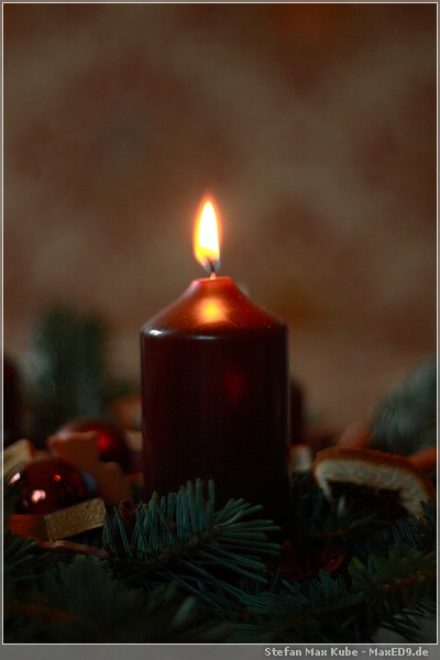{1adv} die erste Kerze