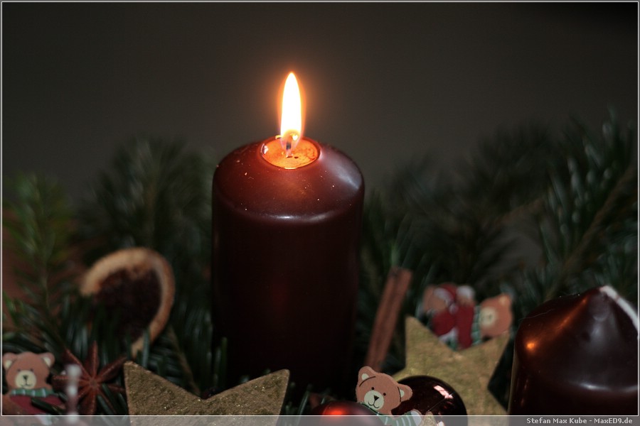 {1adv} die erste Kerze
