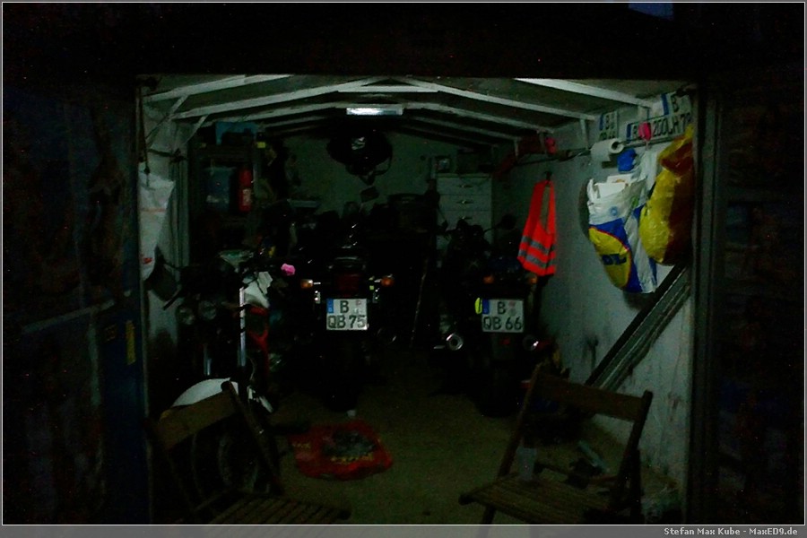 {mogr} die Garage im Schein der Leuchtstofflampe