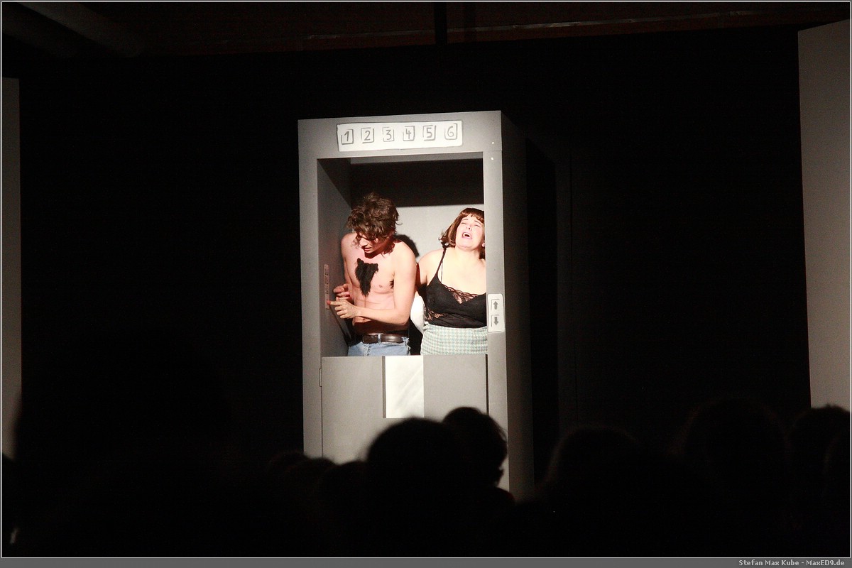 Herr Möglein und Frau Vöglein stecken im Aufzug fest