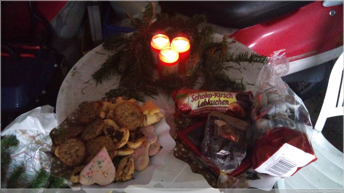 3 Kerzen und bunte Teller