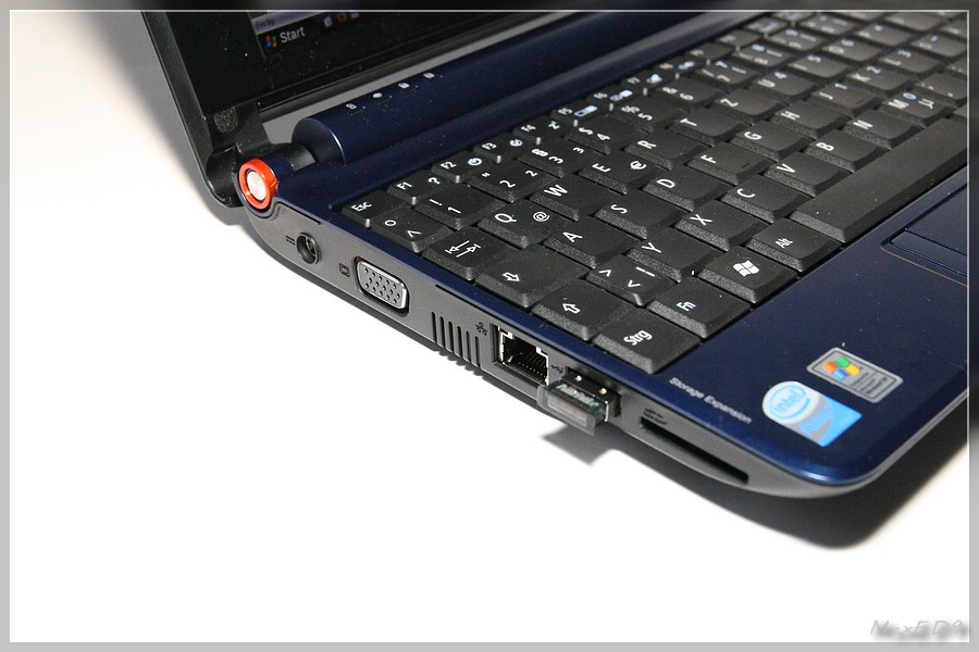 {aao} linke Seite mit BT-Dongle in USB, VGA, SD-Slot