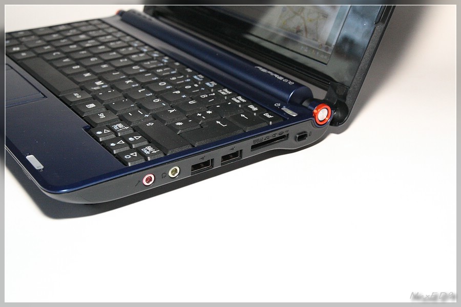 {aao} rechte Seite, Kopfhörer, Mikro, 2x USB, Multi-Card-Reader