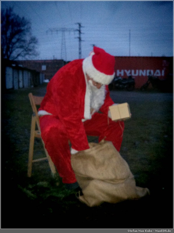 der Weihnachtsmann verteilt Geschenke (Schnappschuss von Schrottie)