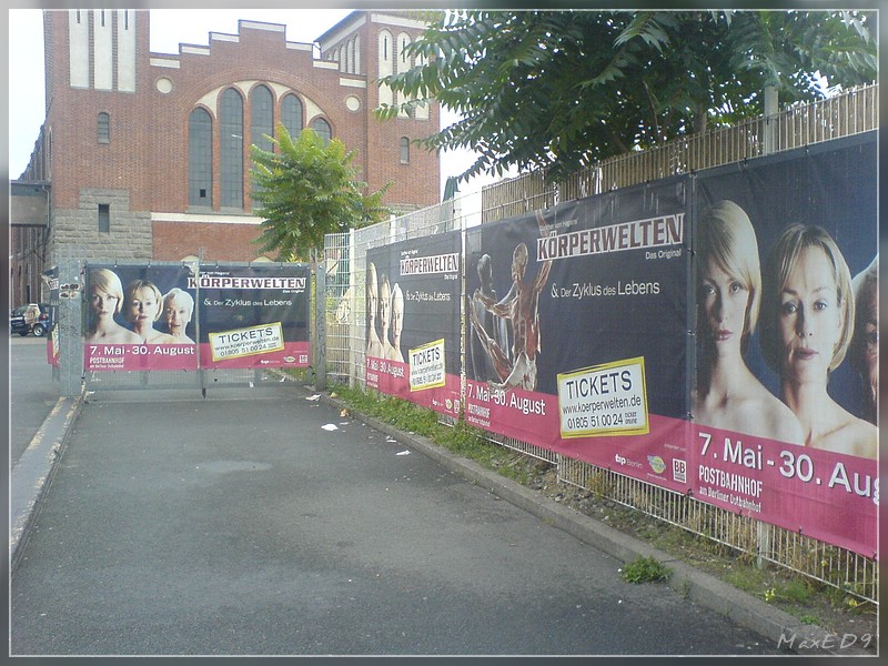 Eingang zur Körperwelten-Ausstellung