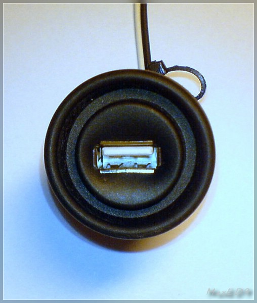 {usb1} geschlossene Dose mit USB-Anschluß